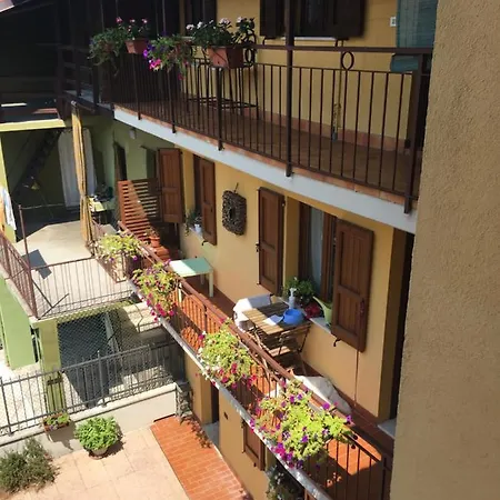 Apartment Borgo Volciano Garda App1 *